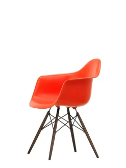 Vitra Eames Plastic Armchair DAW, mørkbejdset ahorntræ fra><noscript><img width=