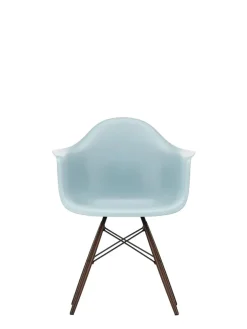 Vitra Eames Plastic Armchair DAW, mørkbejdset ahorntræ fra><noscript><img width=