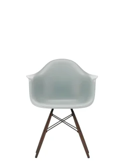 Vitra Eames Plastic Armchair DAW, mørkbejdset ahorntræ fra><noscript><img width=