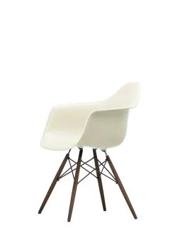 Vitra Eames Plastic Armchair DAW, mørkbejdset ahorntræ fra><noscript><img width=