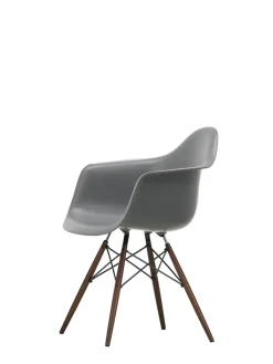 Vitra Eames Plastic Armchair DAW, mørkbejdset ahorntræ fra><noscript><img width=