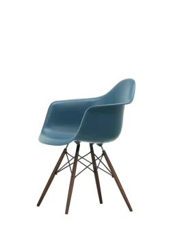 Vitra Eames Plastic Armchair DAW, mørkbejdset ahorntræ fra><noscript><img width=