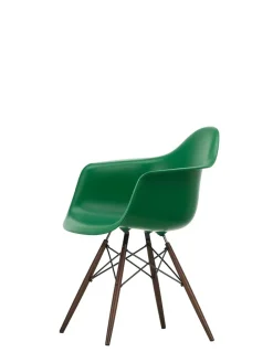 Vitra Eames Plastic Armchair DAW, mørkbejdset ahorntræ fra><noscript><img width=