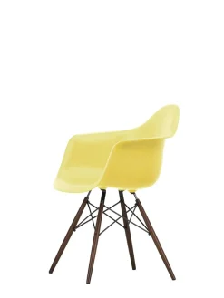 Vitra Eames Plastic Armchair DAW, mørkbejdset ahorntræ fra><noscript><img width=