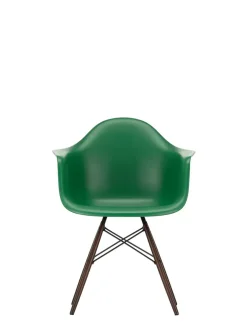 Vitra Eames Plastic Armchair DAW, mørkbejdset ahorntræ fra><noscript><img width=