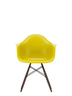 Vitra Eames Plastic Armchair DAW, mørkbejdset ahorntræ fra><noscript><img width=