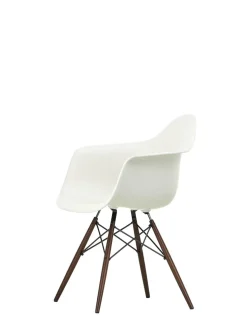 Vitra Eames Plastic Armchair DAW, mørkbejdset ahorntræ fra><noscript><img width=