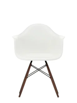Vitra Eames Plastic Armchair DAW, mørk ahorn/white fra> Spisebordsstole