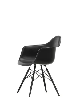 Vitra Eames Plastic Armchair DAW, sortlakeret ahorntræ fra><noscript><img width=