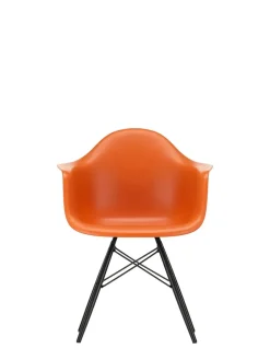 Vitra Eames Plastic Armchair DAW, sortlakeret ahorntræ fra><noscript><img width=