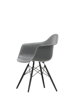 Vitra Eames Plastic Armchair DAW, sortlakeret ahorntræ fra><noscript><img width=