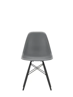 Vitra Eames Plastic Side Chair DSW, sortlakeret ahorntræ fra><noscript><img width=
