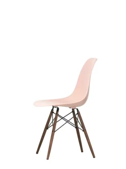 Vitra Eames Plastic Side Chair DSW, mørkbejdset ahorntræ fra><noscript><img width=