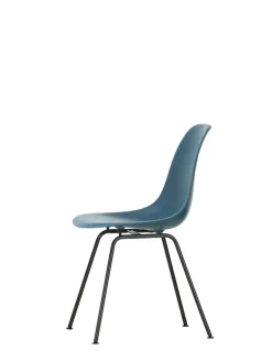Vitra Eames Plastic Side Chair DSX, sort pulverlakeret fra><noscript><img width=