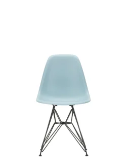Vitra Eames Plastic Side Chair DSR, sort pulverlakeret fra><noscript><img width=