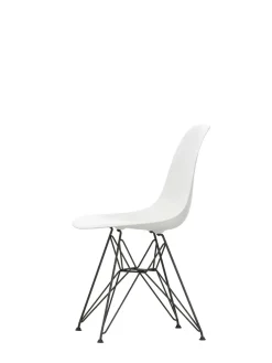 Vitra Eames Plastic Side Chair DSR, sort pulverlakeret fra><noscript><img width=