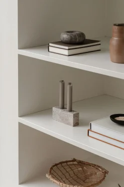 Wabi Sabi Nordic Epode Lysestage 14 cm, travertin silver fra> Gaver Til Hende|Kalenderlys & Julelysestager