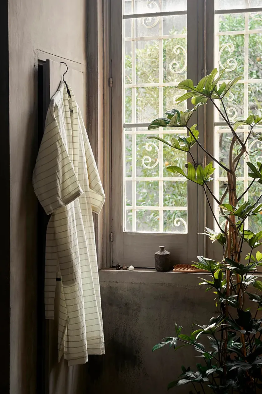 Ferm Living Field Robe, sand/black fra> Tøj|Badeværelsestekstiler