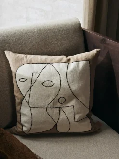Ferm Living Figure Cushion, dark taupe/off-white fra> Puder Og Plaider|Puder