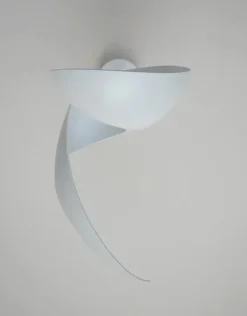 Editions Serge Mouille Flame Small Wall Lamp af Serge Mouille><noscript><img width=