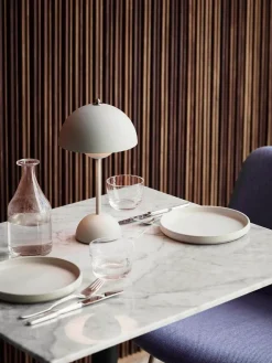 &Tradition Flowerpot Portable VP9 Bordlampe af Verner Panton><noscript><img width=