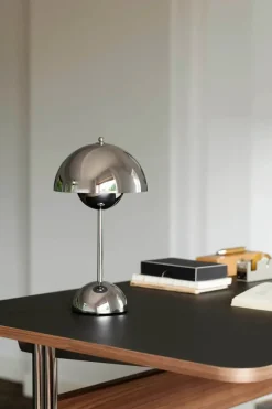 &Tradition Flowerpot Portable VP9 Bordlampe af Verner Panton><noscript><img width=