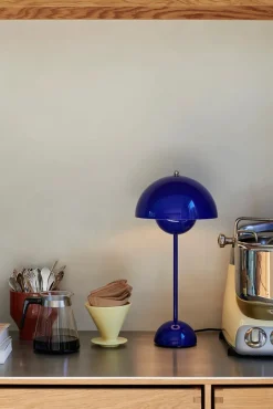 &Tradition Flowerpot VP3 bordlampe af Verner Panton><noscript><img width=