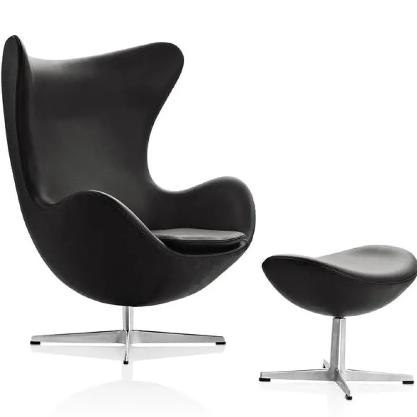 Fritz Hansen Ægget, Sort Essential læder, med returdrej inkl. skammel af Arne Jacobsen> Lænestole