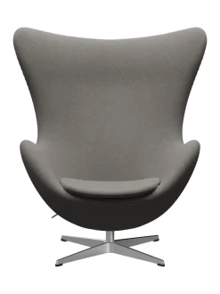 Fritz Hansen Ægget, sort læder/aluminium af Arne Jacobsen><noscript><img width=