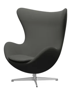 Fritz Hansen Ægget, sort læder/aluminium af Arne Jacobsen><noscript><img width=