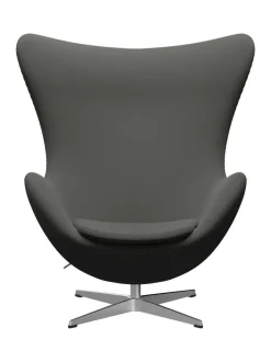 Fritz Hansen Ægget, sort læder/aluminium af Arne Jacobsen><noscript><img width=