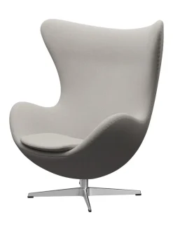 Fritz Hansen Ægget, sort læder/aluminium af Arne Jacobsen><noscript><img width=
