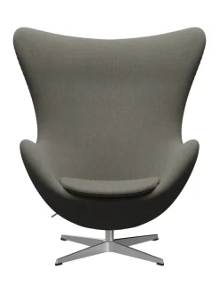 Fritz Hansen Ægget, sort læder/aluminium af Arne Jacobsen><noscript><img width=