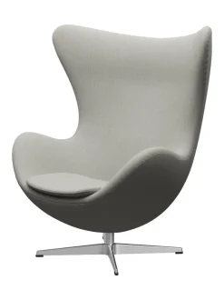 Fritz Hansen Ægget, sort læder/aluminium af Arne Jacobsen><noscript><img width=