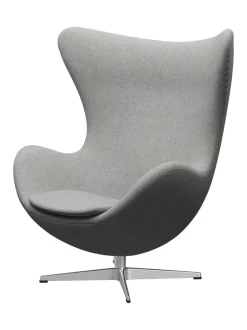 Fritz Hansen Ægget, sort læder/aluminium af Arne Jacobsen><noscript><img width=