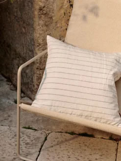 Ferm Living Grand Cushion, offwhite/chocolate fra> Puder Og Plaider|Puder