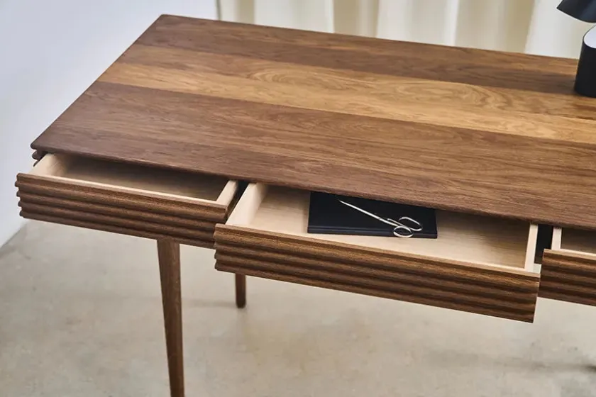 DK3 Groove Desk fra> Skriveborde