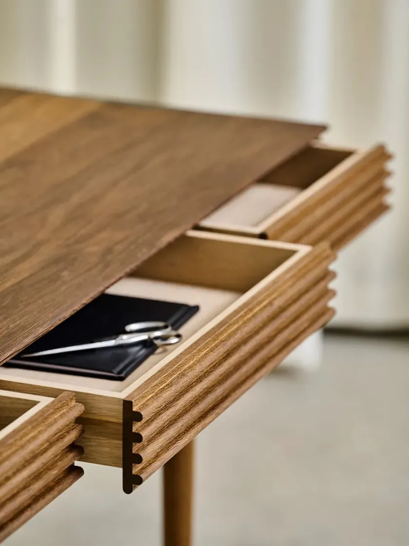 DK3 Groove Desk fra> Skriveborde