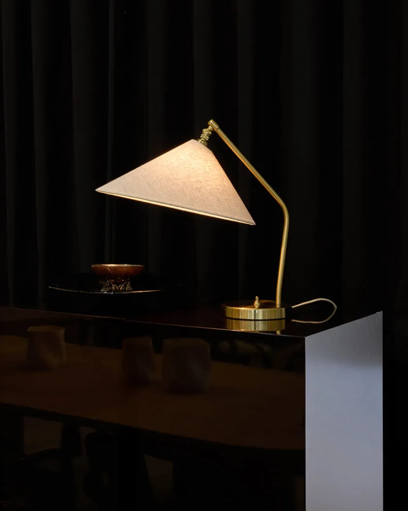 GUBI Gräshoppa bordlampe fra> Spots