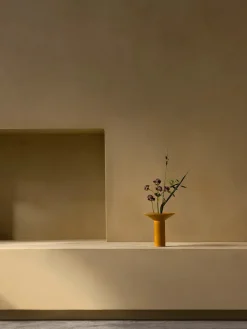 Audo Copenhagen Hana Vase, H14,5 cm i Ochre fra> Vaser