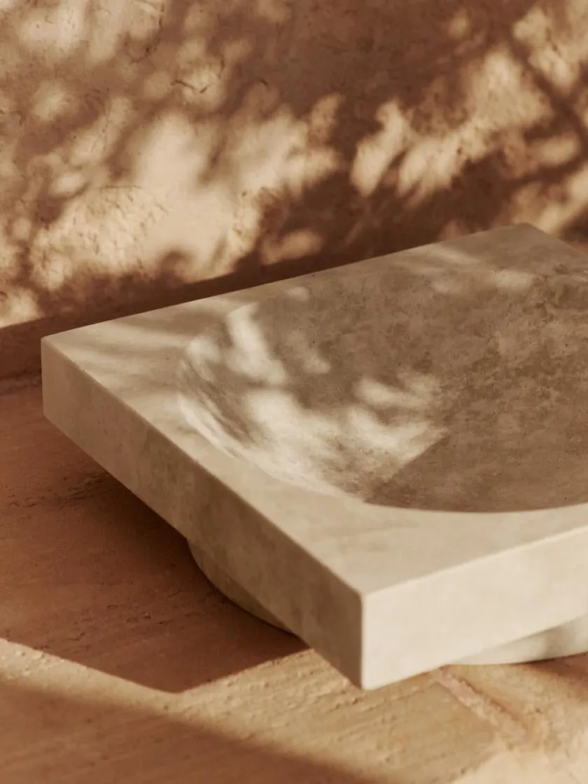 Ferm Living Hew low centrepiece, travertin fra> Gaver Til Hende