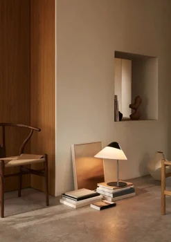 Carl Hansen & Søn HJW02 Opala Bordlampe af Hans J. Wegner><noscript><img width=