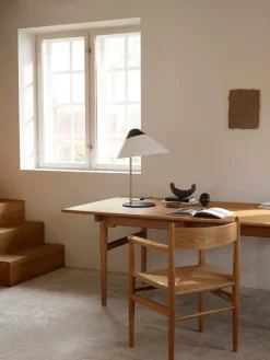 Carl Hansen & Søn HJW02 Opala Bordlampe af Hans J. Wegner><noscript><img width=