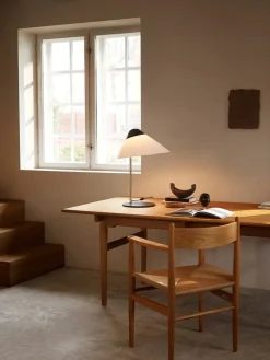 Carl Hansen & Søn HJW02 Opala Bordlampe af Hans J. Wegner><noscript><img width=
