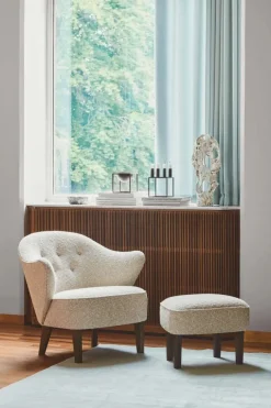 Audo Copenhagen Ingeborg med Fodskammel, sahara fra><noscript><img width=
