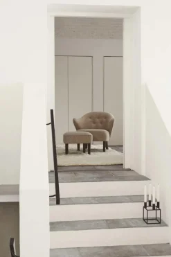 Audo Copenhagen Ingeborg med Fodskammel, sahara fra><noscript><img width=