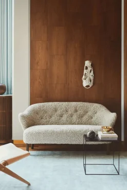 Audo Copenhagen Ingeborg Sofa fra><noscript><img width=