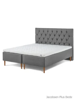 Jacobsen Plus Beds – Sengegavl Chest, Sand><noscript><img width=
