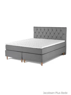 Jacobsen Plus Beds – Sengegavl Chest, Sand><noscript><img width=