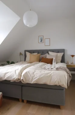 Jacobsen Plus Beds – Sengegavl Chest, Sand><noscript><img width=